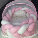 Lit moutiquaire tressé