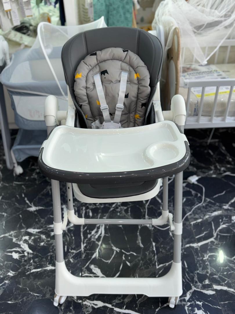 2839a5_9612c94e606140019a34d668efe3f14bmv2.jpg Chaise haute 69mil - Ag032 – Image 1