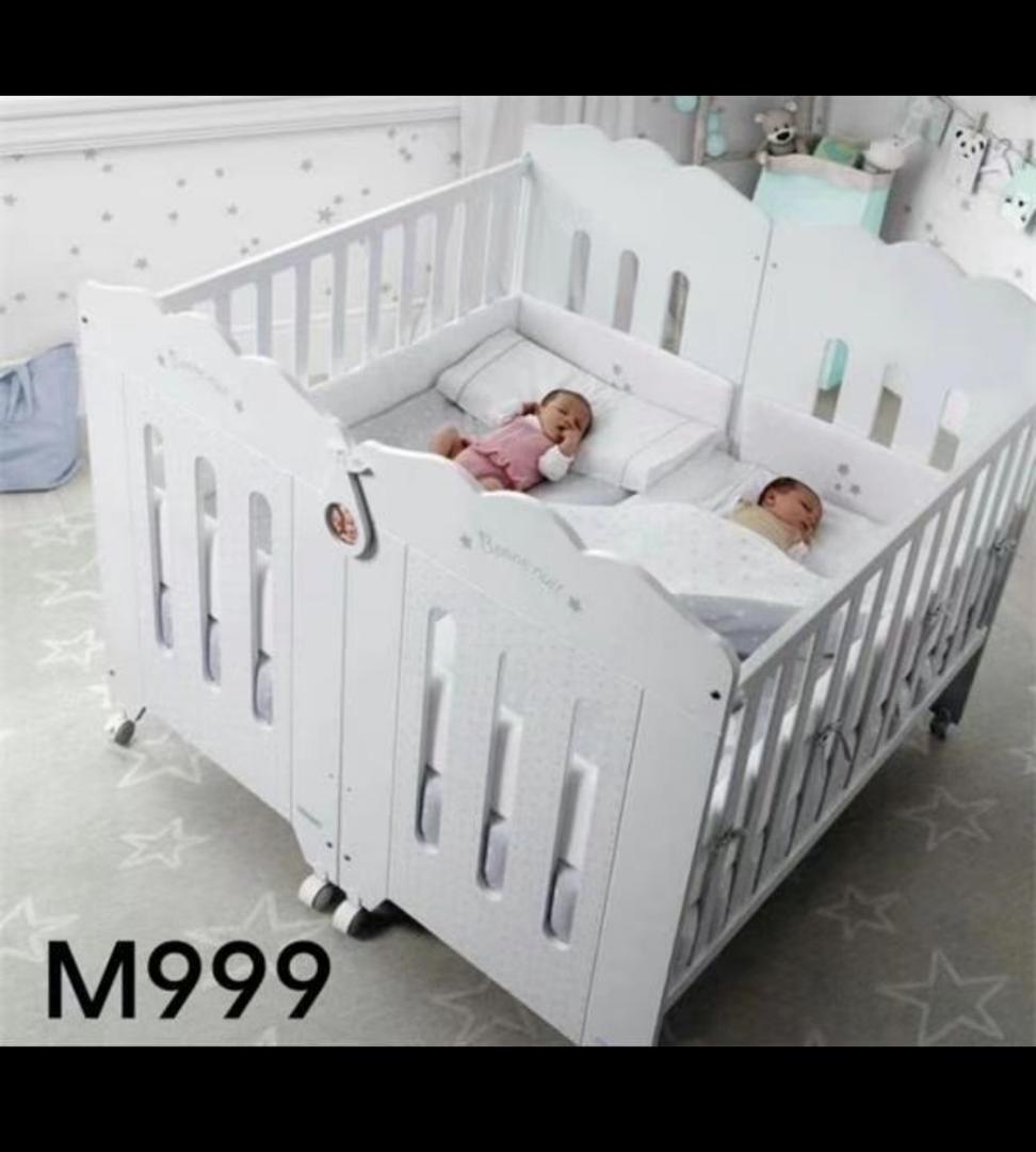 98f616_b40c0f4409654473b850e45d4eec415emv2.jpg Berceau Jumeaux – Image 1