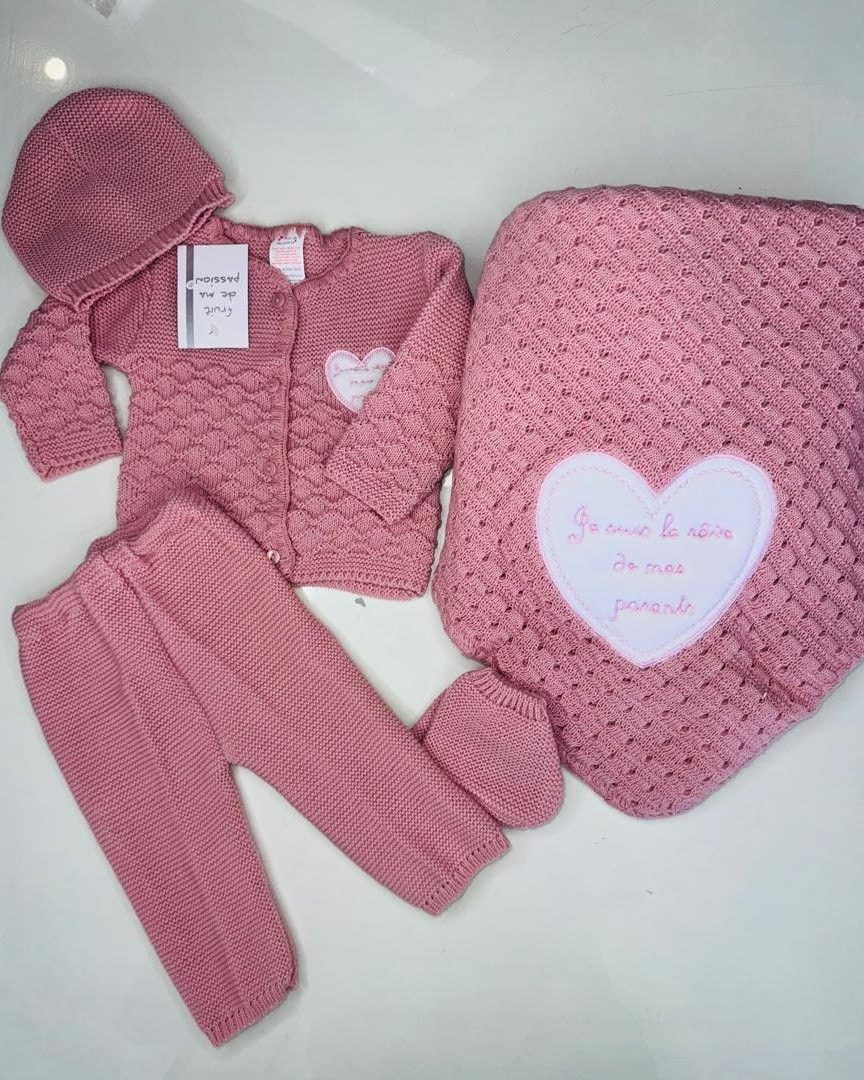 488433734_1078352070995687_6038607592419924264_n Coffre Tenue de Baptême fruit de ma passion en laine – Image 1