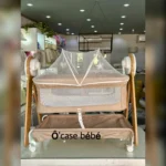 Cododo électrique Cool Baby, lit bébé évolutif avec mobile, blanc et gris, idéal pour chambre enfant.