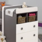 Berceau évolutif blanc avec commode intégrée, lit bébé modulable et meuble rangement enfant