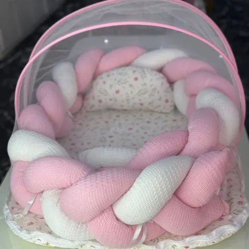 Lit moustiquaire tressé pour bébé artisanal avec matelas