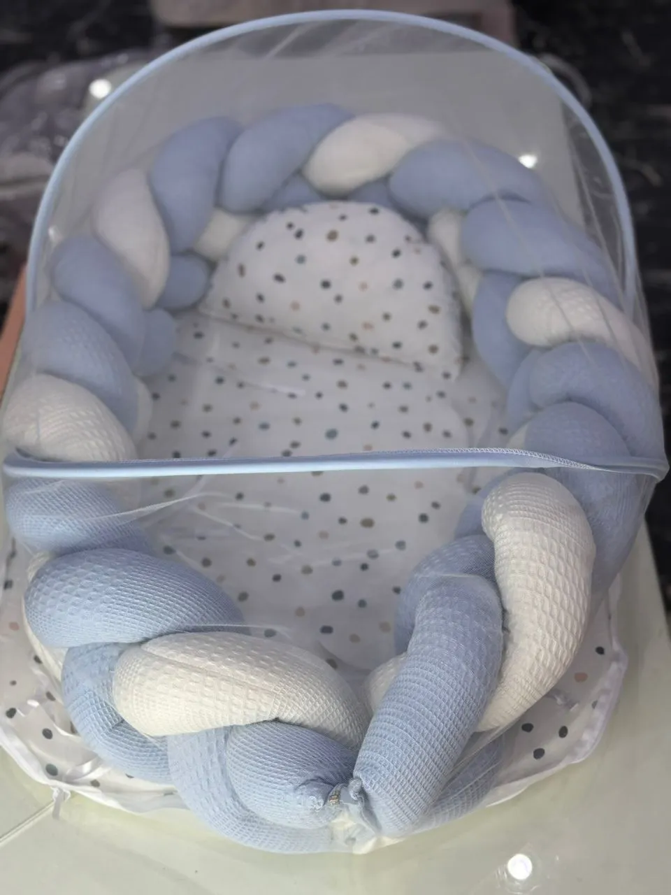 Lit moustiquaire tressé pour bébé artisanal avec matelas