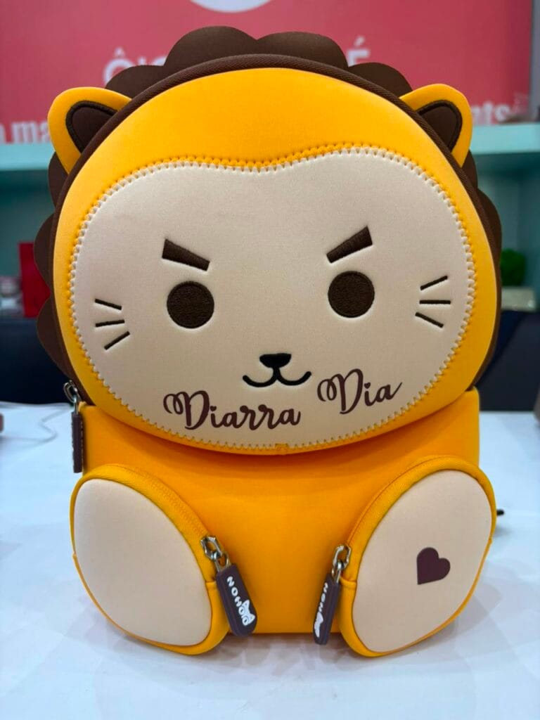 Sac scolaire jaune personnalisé avec le prénom Diarra Mia chez Ô’Case Bébé